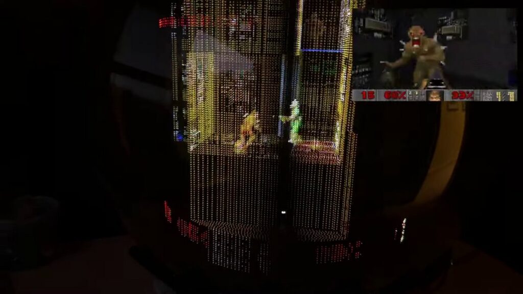 ボリューメトリック ディスプレイで実行されている Doom の移植版とオリジナルの比較