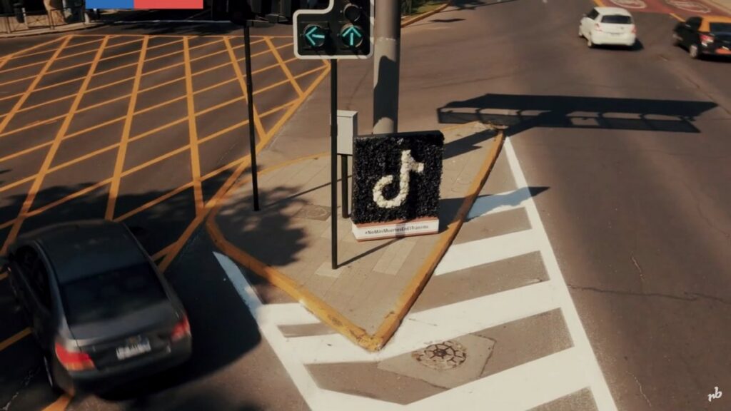 「Road Deaths Down 17% in Chile Following Innovative "Social Wreaths" Campaign from VML」の画像