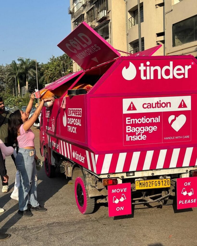 インドでオンラインデートアプリのTinder Indiaが展開した「Ex-press Disposal Truck」の画像