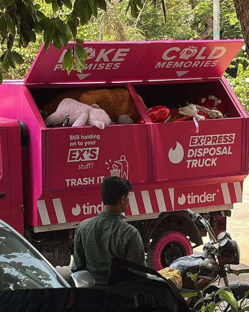 インドでオンラインデートアプリのTinder Indiaが展開した「Ex-press Disposal Truck」の画像