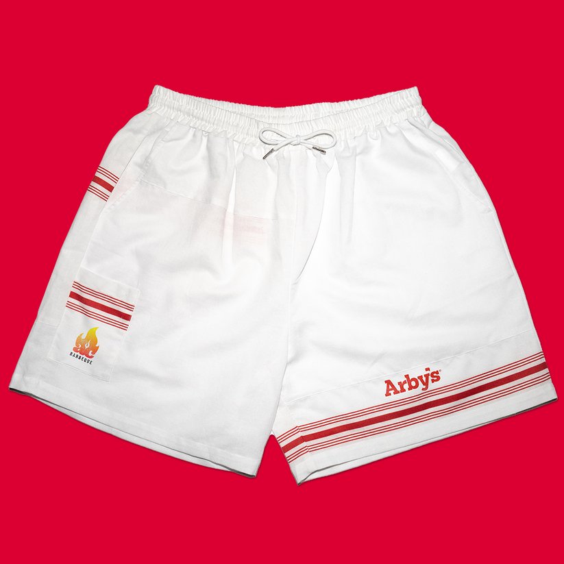 アメリカ発のファストフードチェーン 「アービーズ(Arby’s)」が発表したナプキンでできた服「13-Hour Drip Fit」の画像