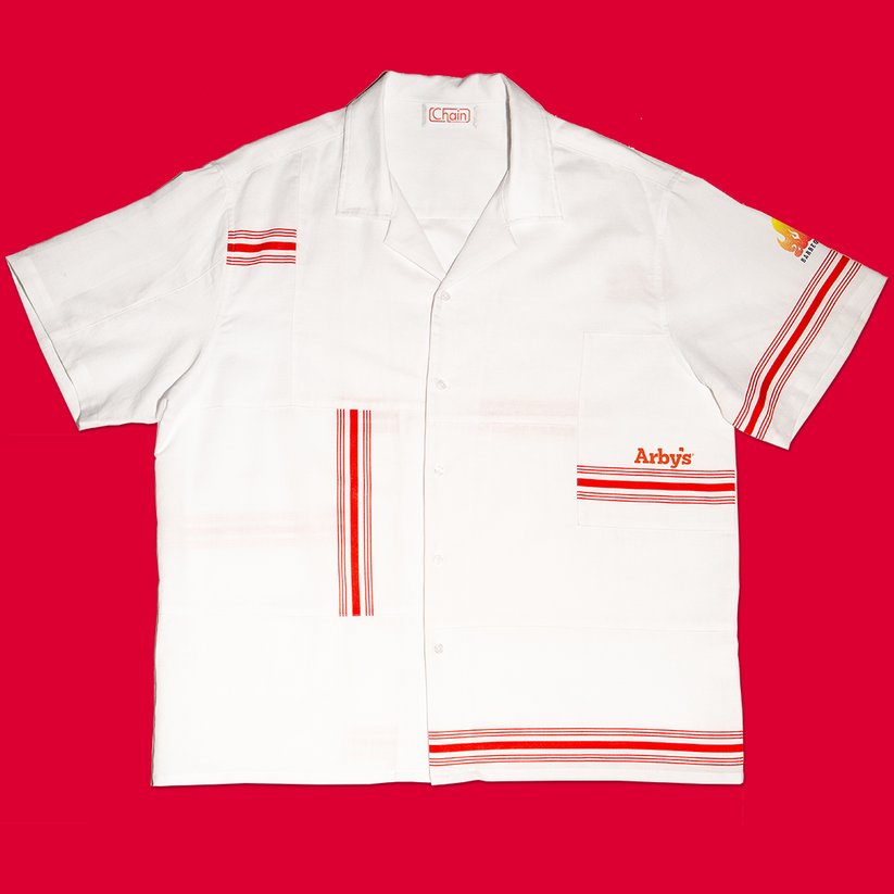アメリカ発のファストフードチェーン 「アービーズ(Arby’s)」が発表したナプキンでできた服「13-Hour Drip Fit」の画像