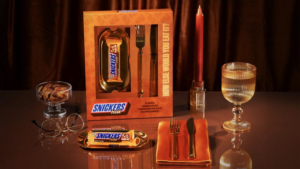 フォークとナイフで食べるスニッカーズ「SNICKERS® Pecan Flatware-Worthy Set」の画像