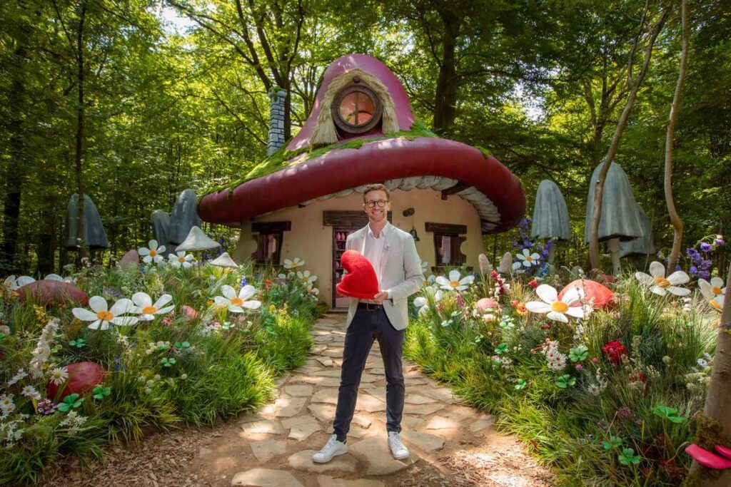 Airbnb「Experience a day in the life of a Smurf」の画像