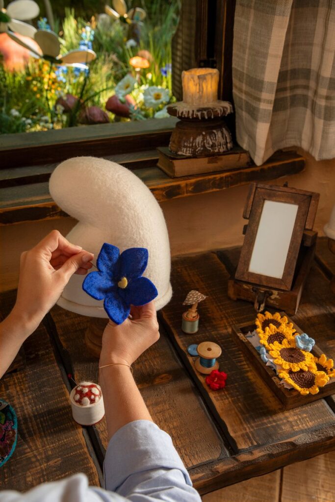 Airbnb「Experience a day in the life of a Smurf」の画像