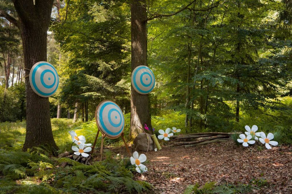 Airbnb「Experience a day in the life of a Smurf」の画像