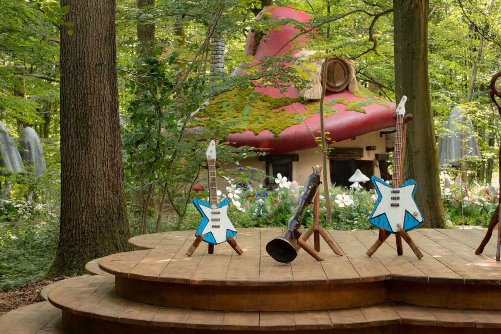 Airbnb「Experience a day in the life of a Smurf」の画像