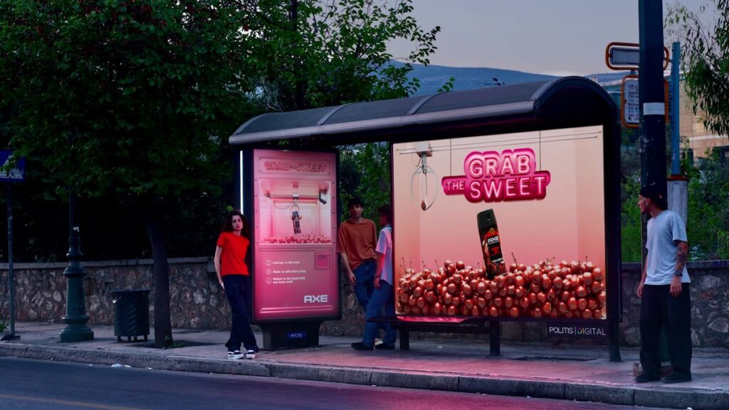 アテネのバス停がクレーンゲームになった、AXEの新作「Cherry Fizz」のプロモーションの画像