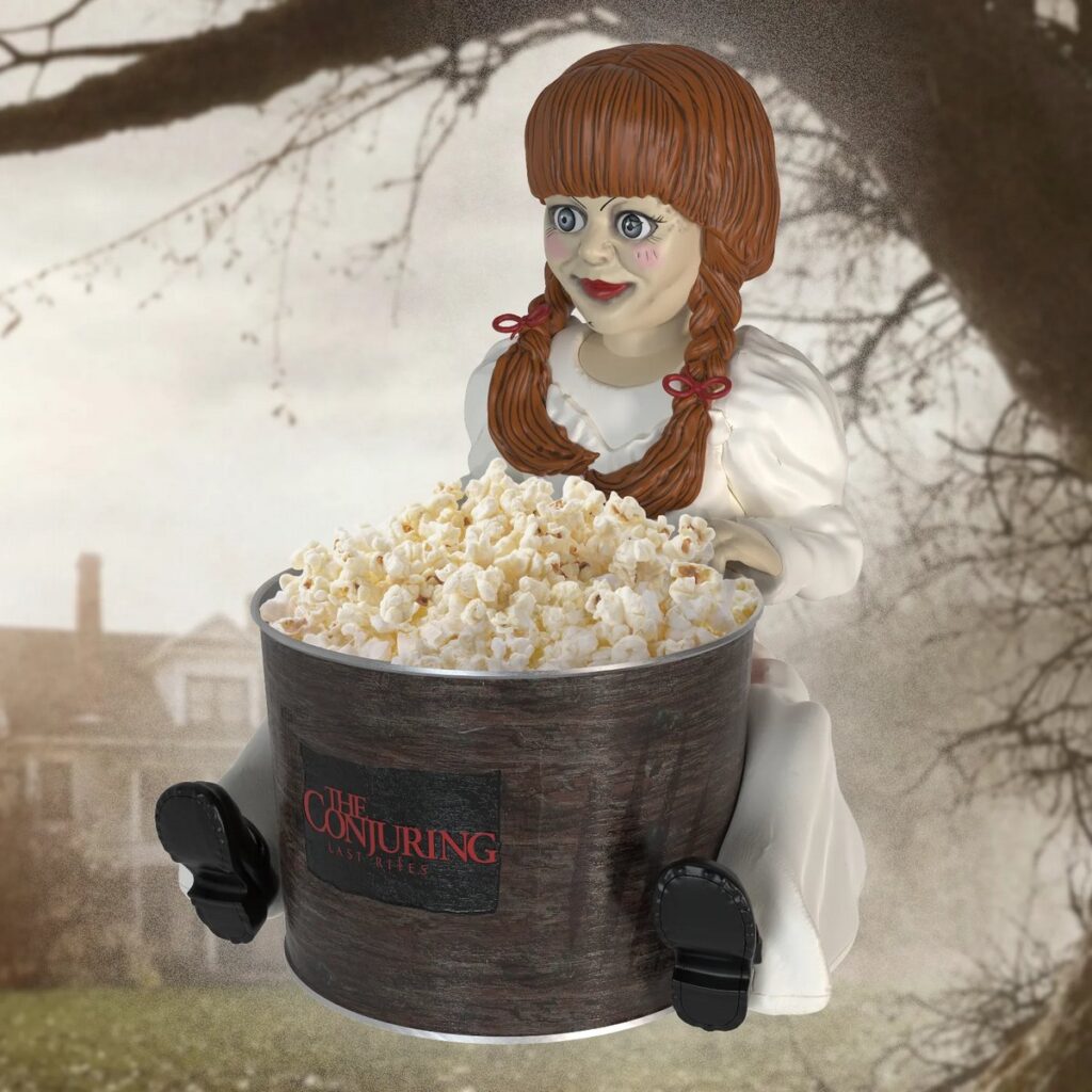 アメリカの映画館「Marcus Theatres」から登場した、『死霊館 最後の儀式』のアナベルポップコーンバケットの画像