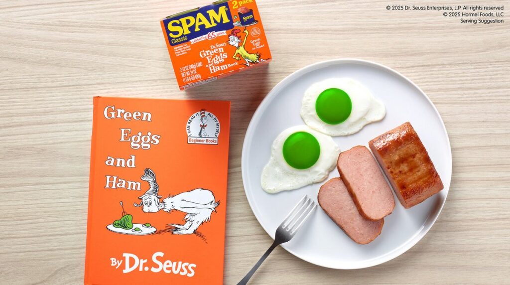 ドクター・スースの代表作『Green Eggs and Ham』が、缶詰ブランドSPAMとコラボレーションした、「Green Eggs & SPAM Classic Twin Pack」の画像