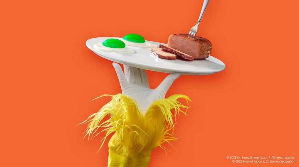 ドクター・スースの代表作『Green Eggs and Ham』が、缶詰ブランドSPAMとコラボレーションした、「Green Eggs & SPAM Classic Twin Pack」の画像