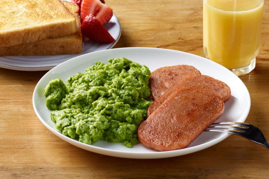ドクター・スースの代表作『Green Eggs and Ham』が、缶詰ブランドSPAMとコラボレーションした、「Green Eggs & SPAM Classic Twin Pack」の画像