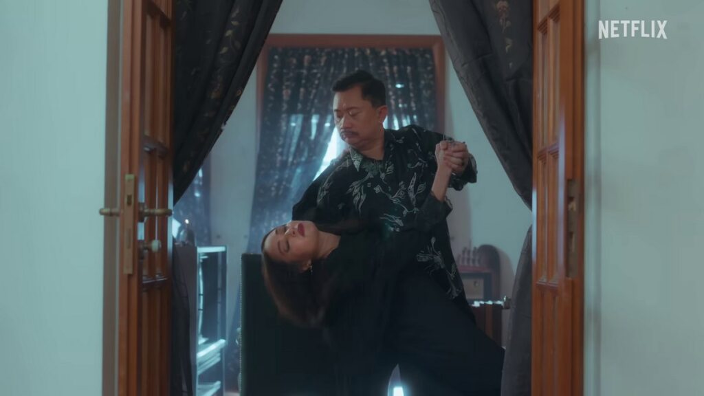 Netflixマレーシアが『ウェンズデー』シーズン2のプロモーションとして公開した短編映像 「Bertemu Adams Family」 の画像