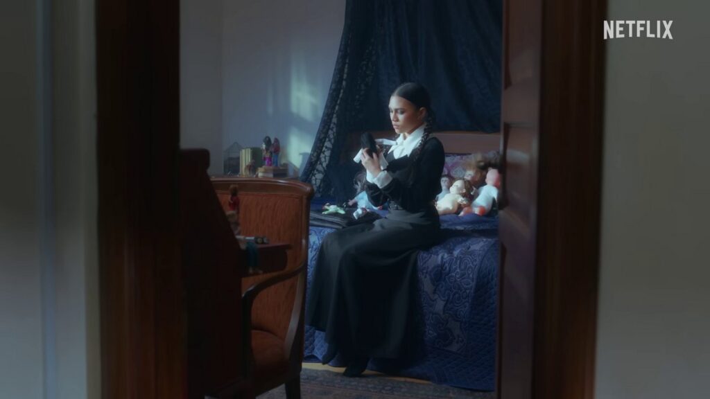 Netflixマレーシアが『ウェンズデー』シーズン2のプロモーションとして公開した短編映像 「Bertemu Adams Family」 の画像