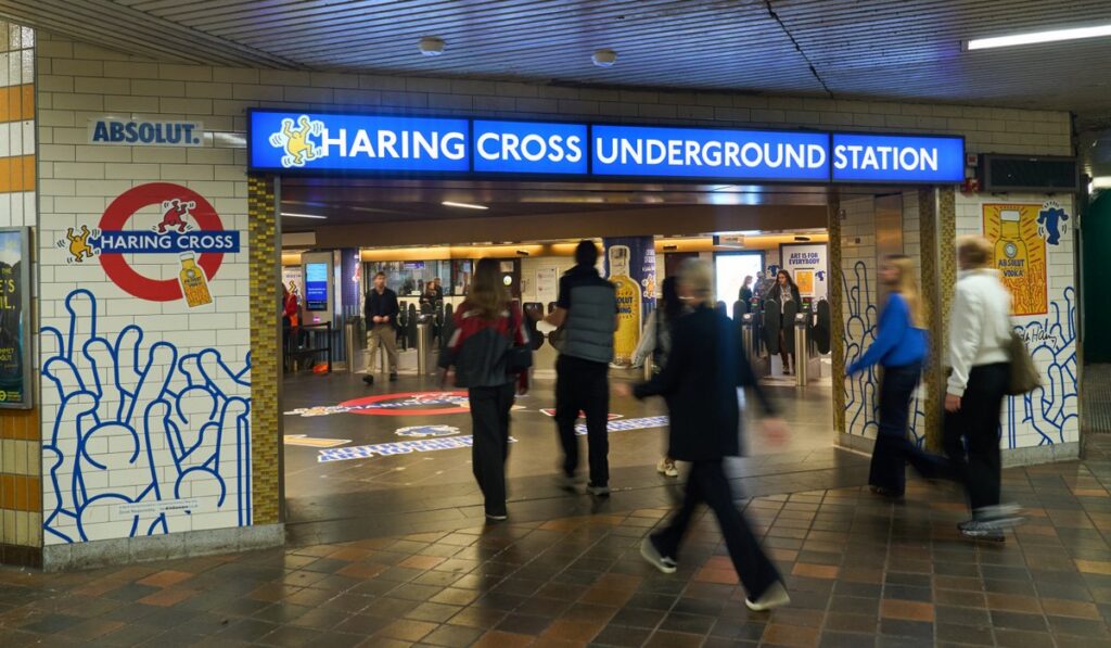 アブソルート・ウォッカがロンドンのチャリング・クロス駅を「ヘリング・クロス」として再創造し開催した、アーティストキース・ヘリングに捧げるポップアップイベントの画像