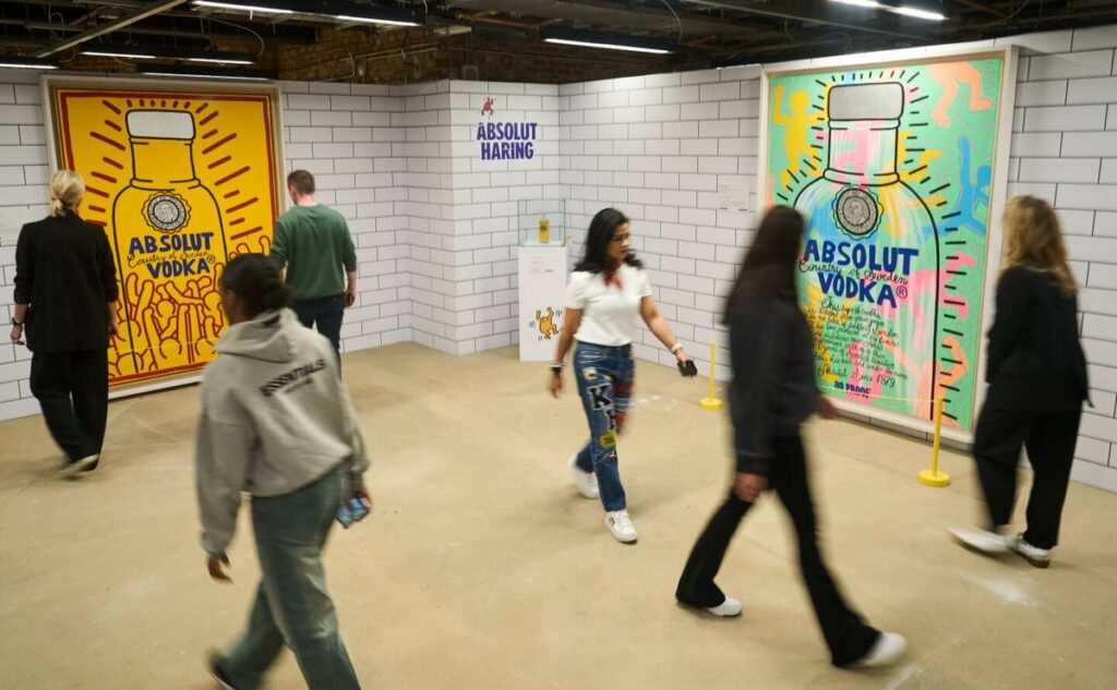 アブソルート・ウォッカがロンドンのチャリング・クロス駅を「ヘリング・クロス」として再創造し開催した、アーティストキース・ヘリングに捧げるポップアップイベントの画像