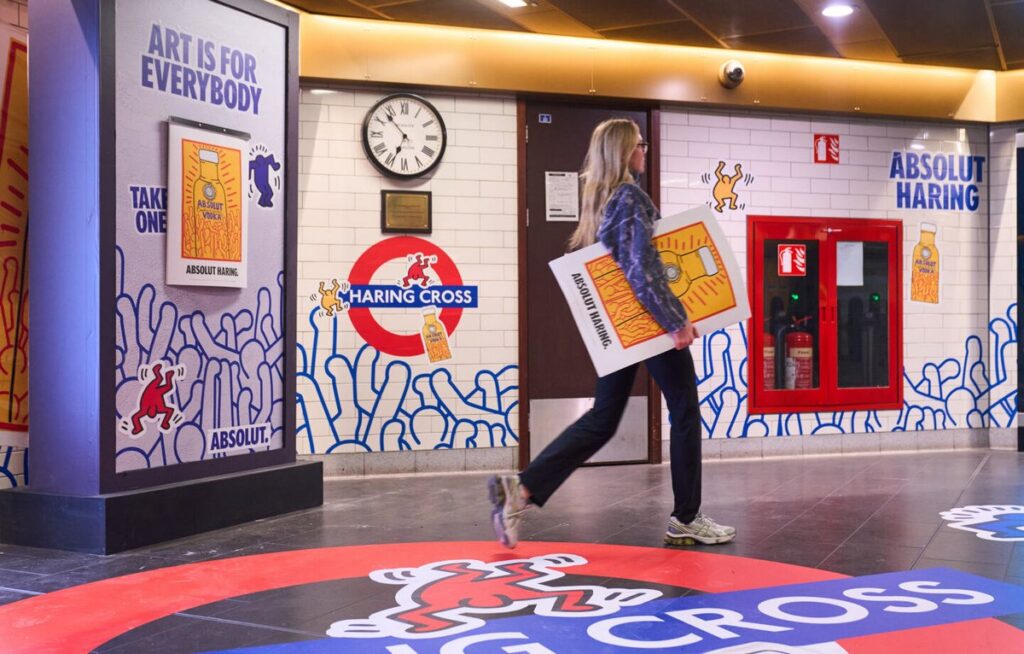 アブソルート・ウォッカがロンドンのチャリング・クロス駅を「ヘリング・クロス」として再創造し開催した、アーティストキース・ヘリングに捧げるポップアップイベントの画像