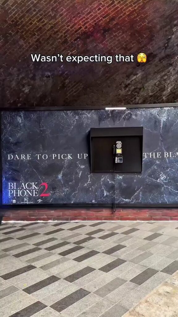 ロンドンのカムデンに登場した、映画「ブラックフォン2」の公開を記念したインタラクティブなビルボードの画像