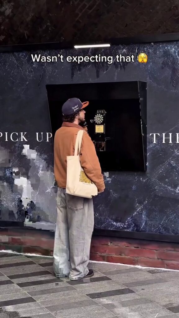 ロンドンのカムデンに登場した、映画「ブラックフォン2」の公開を記念したインタラクティブなビルボードの画像