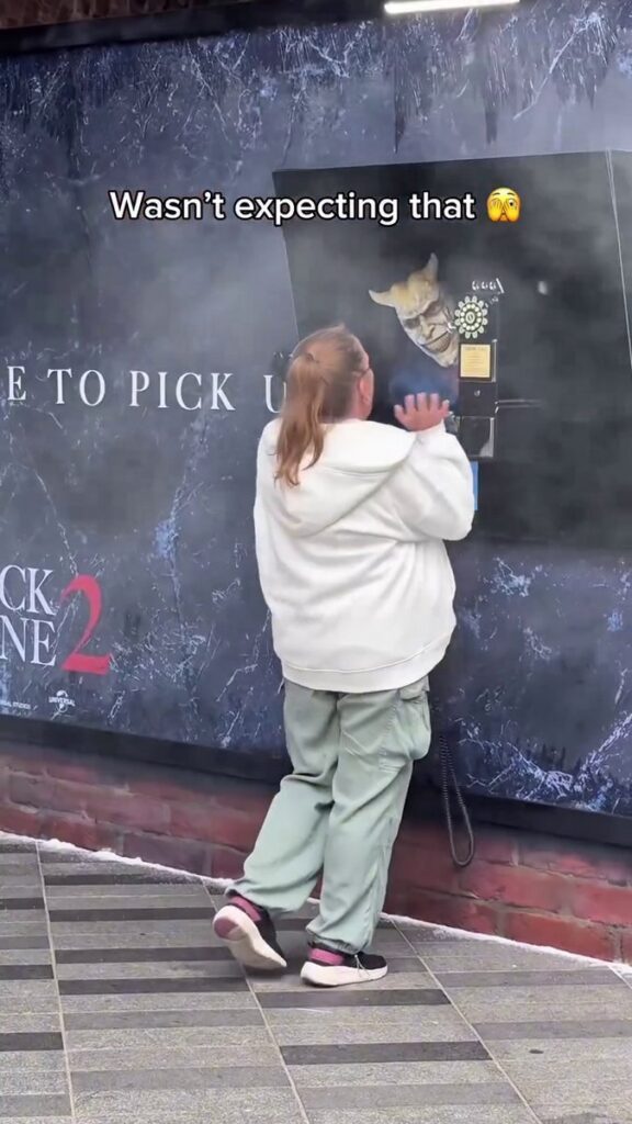 ロンドンのカムデンに登場した、映画「ブラックフォン2」の公開を記念したインタラクティブなビルボードの画像