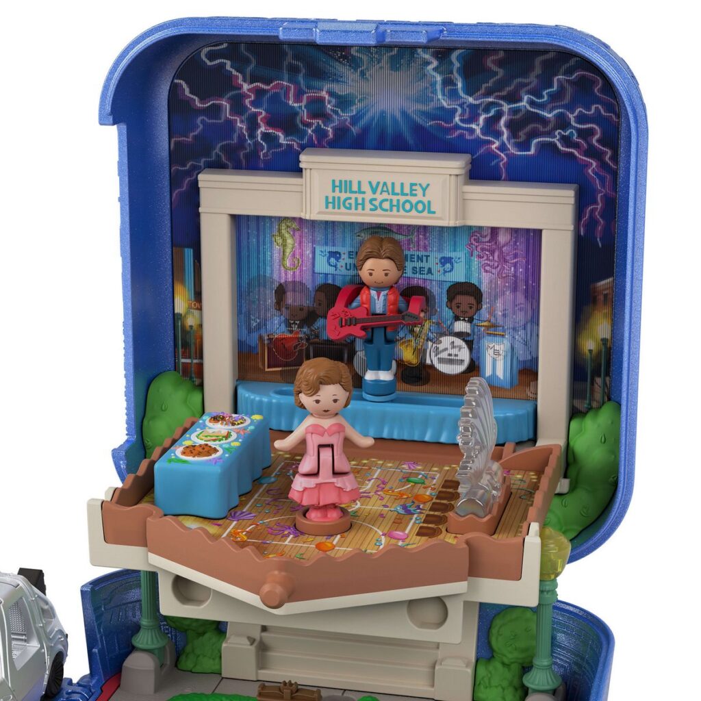 映画『バック・トゥ・ザ・フューチャー』の公開40周年企画「Polly Pocket x Back to the Future Compact」と「デロリアン型のポップコーンバケット」の画像