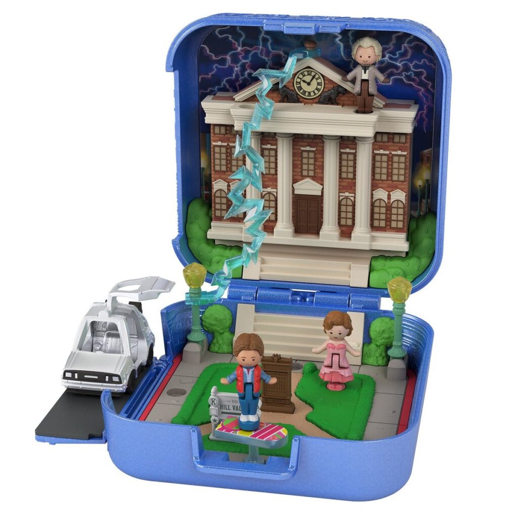 映画『バック・トゥ・ザ・フューチャー』の公開40周年企画「Polly Pocket x Back to the Future Compact」と「デロリアン型のポップコーンバケット」の画像