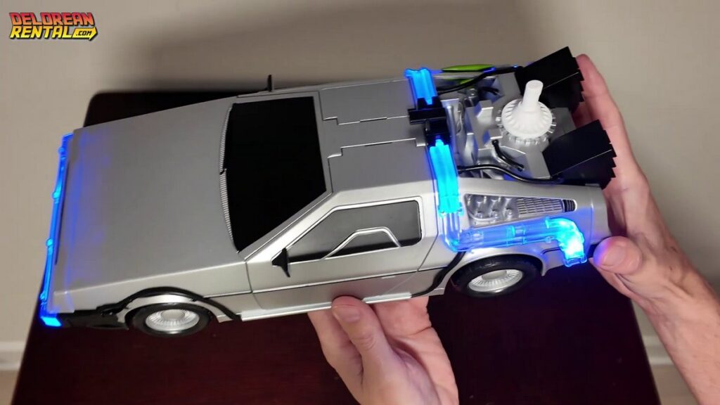 映画『バック・トゥ・ザ・フューチャー』の公開40周年企画「Polly Pocket x Back to the Future Compact」と「デロリアン型のポップコーンバケット」の画像