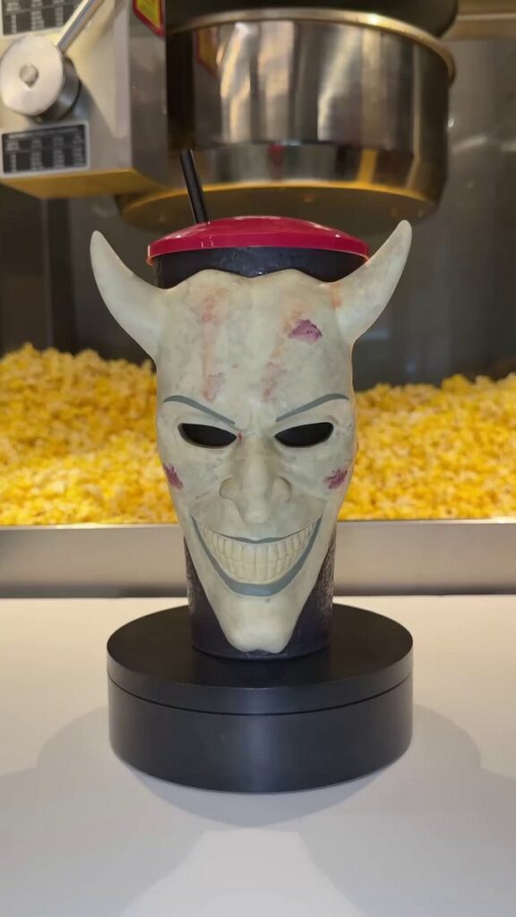 アメリカの映画館チェーン「Cinemark」が、ホラー映画『ブラックフォン 2（BLACK PHONE 2）』に合わせて発売した「BLACK PHONE 2 32oz GRIPPR® CUP」の画像