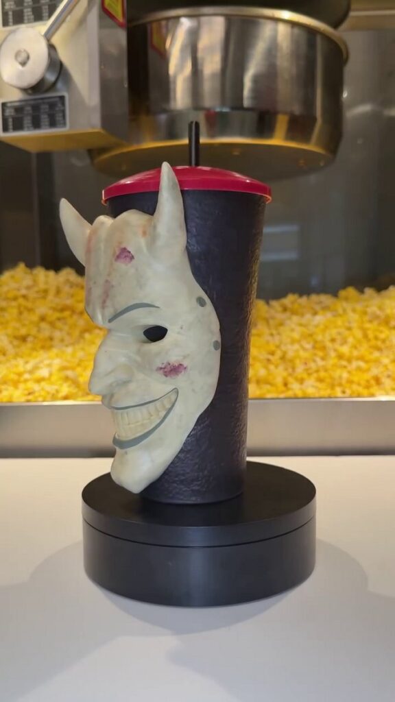 アメリカの映画館チェーン「Cinemark」が、ホラー映画『ブラックフォン 2（BLACK PHONE 2）』に合わせて発売した「BLACK PHONE 2 32oz GRIPPR® CUP」の画像