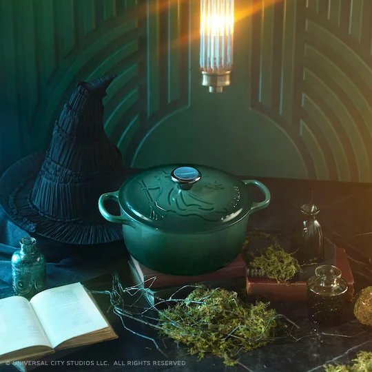 the Wicked: For Good x Le Creuset collectionの画像