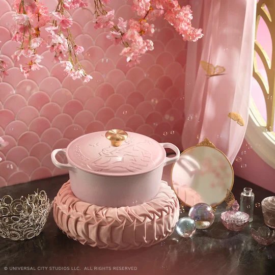 the Wicked: For Good x Le Creuset collectionの画像