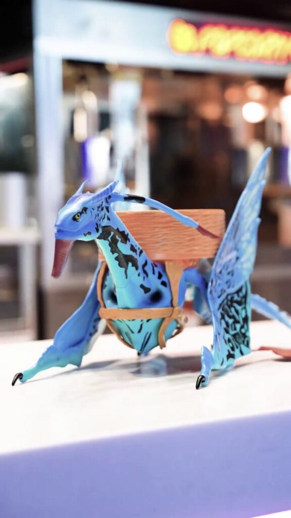 映画『アバター：ファイヤー・アンド・アッシュ』の公開にあわせ、Cinemarkに登場したポップコーンバケットとドリンクカップの画像