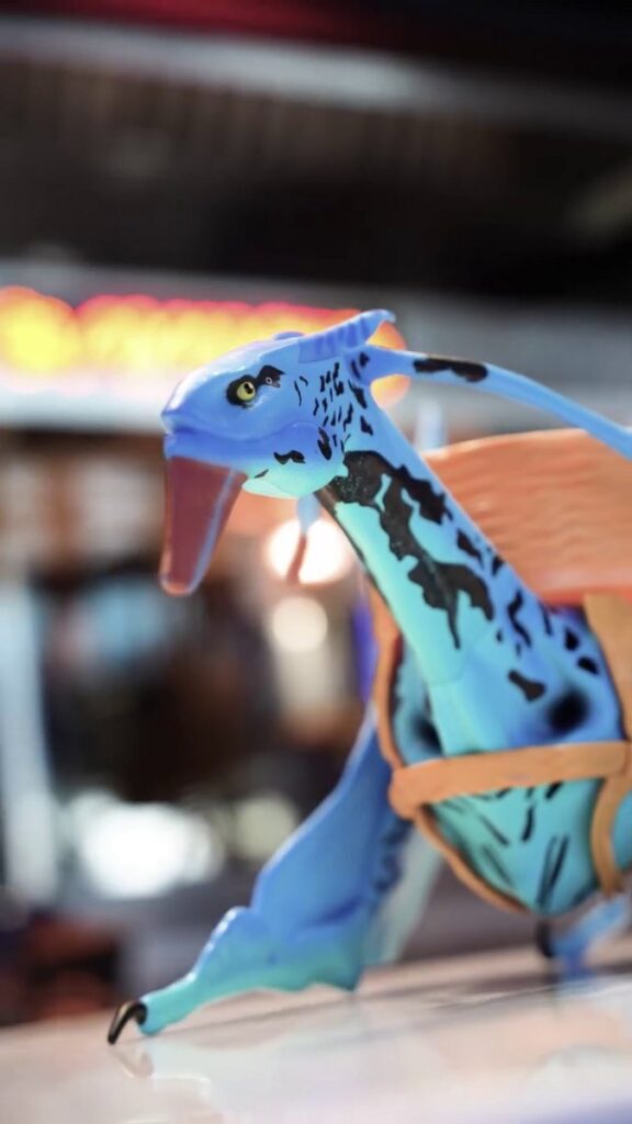 映画『アバター：ファイヤー・アンド・アッシュ』の公開にあわせ、Cinemarkに登場したポップコーンバケットとドリンクカップの画像