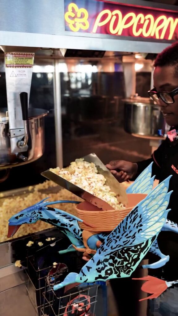 映画『アバター：ファイヤー・アンド・アッシュ』の公開にあわせ、Cinemarkに登場したポップコーンバケットとドリンクカップの画像