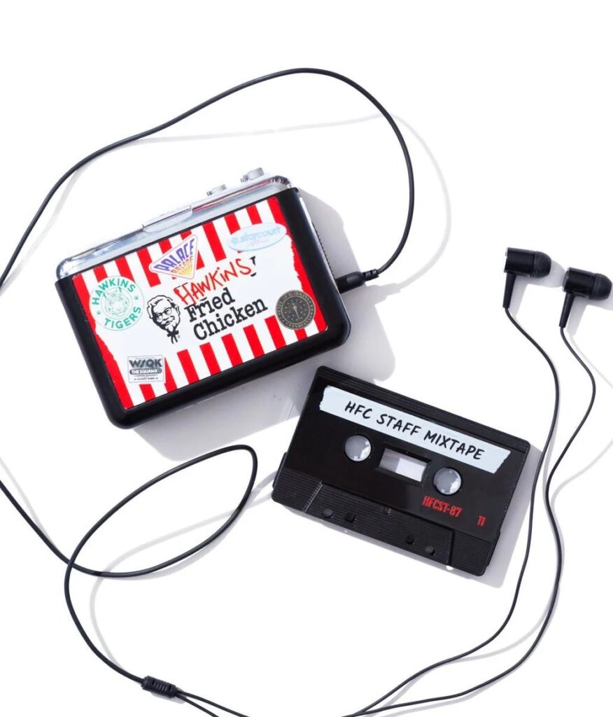 KFCイギリスがNetflix『ストレンジャー・シングス』最終シーズンに合わせて発売した、期間限定のコラボメニューとグッズの画像。