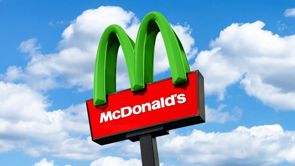 マクドナルドオーストラリアが展開する、グリンチとのコラボキャンペーンの画像