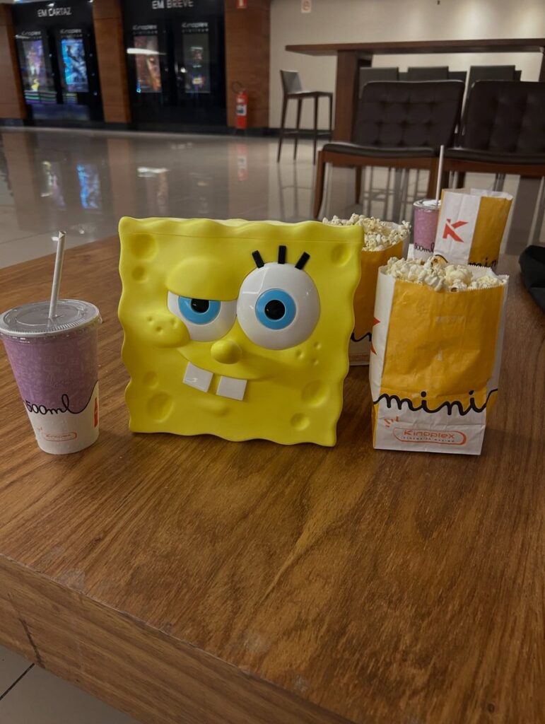 ブラジルのKinoplexとCinépolisが映画『劇場版スポンジ・ボブ　呪われた海賊と大冒険だワワワワワ！』公開にあわせて発表した、ポップコーンバケットとドリンクカップの画像