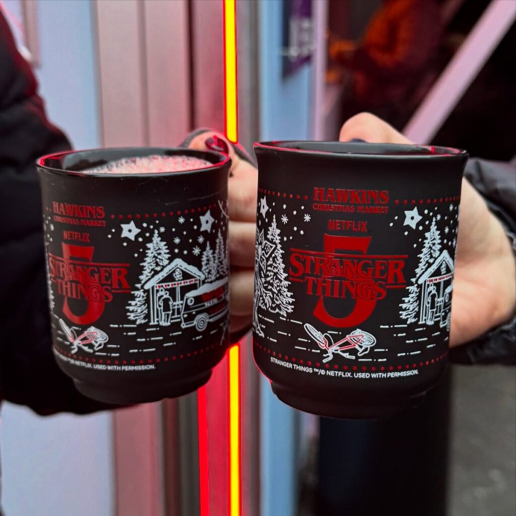 ベルリン・クアフュルステンダムで開催された、Netflix『ストレンジャー・シングス』最終シーズン公開を記念した期間限定クリスマスマーケット「ホーキンス・クリスマスマーケット」の画像