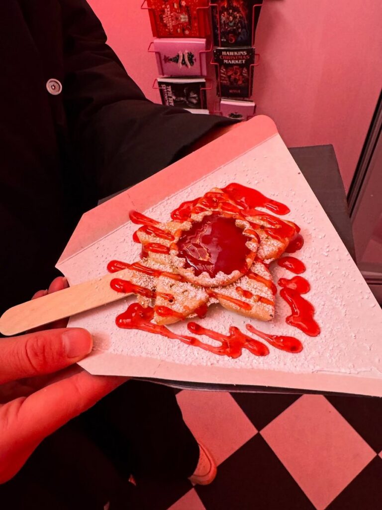 ベルリン・クアフュルステンダムで開催された、Netflix『ストレンジャー・シングス』最終シーズン公開を記念した期間限定クリスマスマーケット「ホーキンス・クリスマスマーケット」の画像