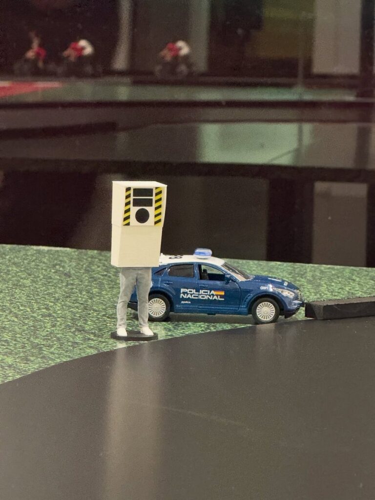 KFCスペインが、2025年のホリデーに送り出したチキンレッグをモチーフにした電動ラジコンカー「Eduardo GT(エドゥアルド GT)」の画像