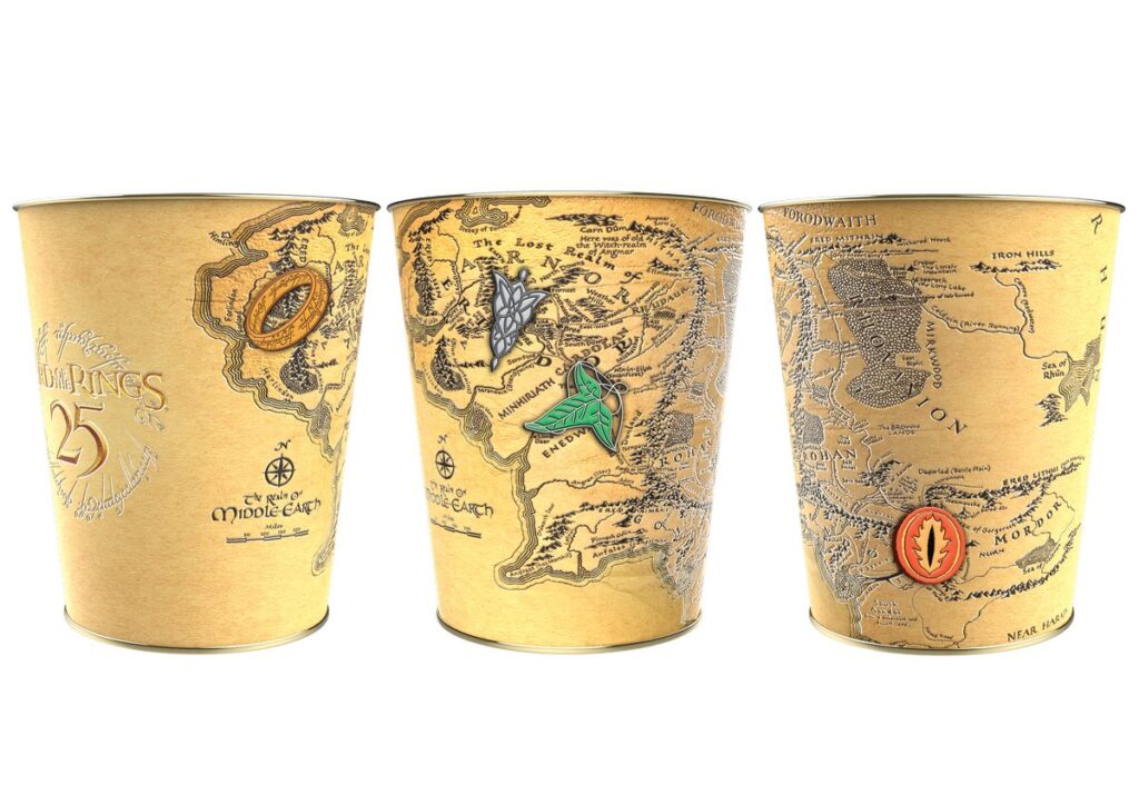 『ロード・オブ・ザ・リング』公開25周年に合わせて、Fathom Entertainmentとワーナー・ブラザースが展開する、限定ポップコーンバケットの画像