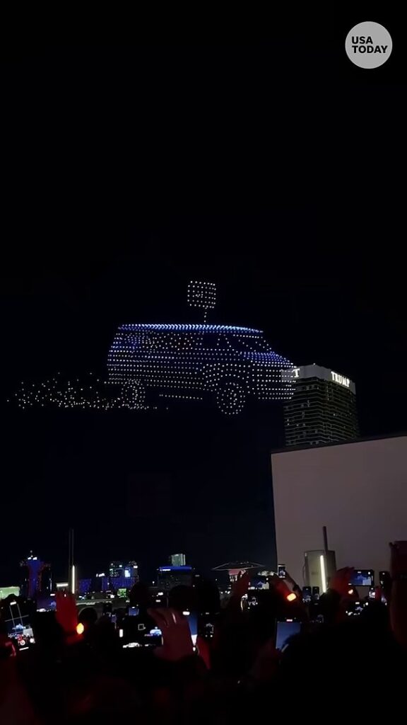 Netflixの人気シリーズ『ストレンジャー・シングス 未知の世界』の最終章を記念して、ラスベガスで行われたドローンショー「One Last Adventure: Las Vegas」の画像