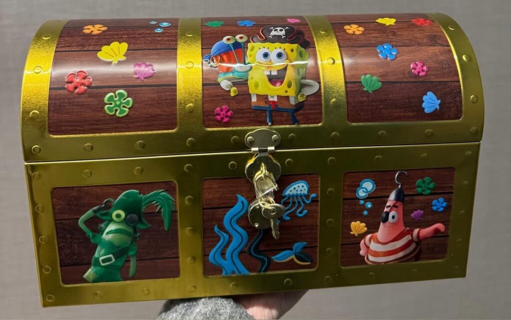 映画『劇場版スポンジ・ボブ 呪われた海賊と大冒険だワワワワワ！』の公開にあわせて、Cinemarkが展開する宝箱型のポップコーンバケットの画像