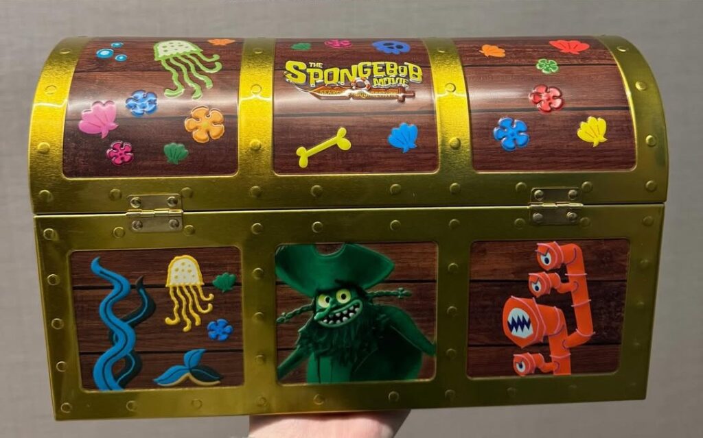 映画『劇場版スポンジ・ボブ 呪われた海賊と大冒険だワワワワワ！』の公開にあわせて、Cinemarkが展開する宝箱型のポップコーンバケットの画像