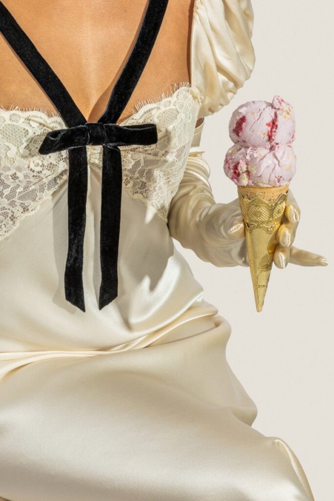 Netflixのドラマ『ブリジャートン』第4シーズンの配信に合わせてJeni’s Splendid Ice Creamsが発表した、「Jeni’s × Bridgerton」コレクションの画像