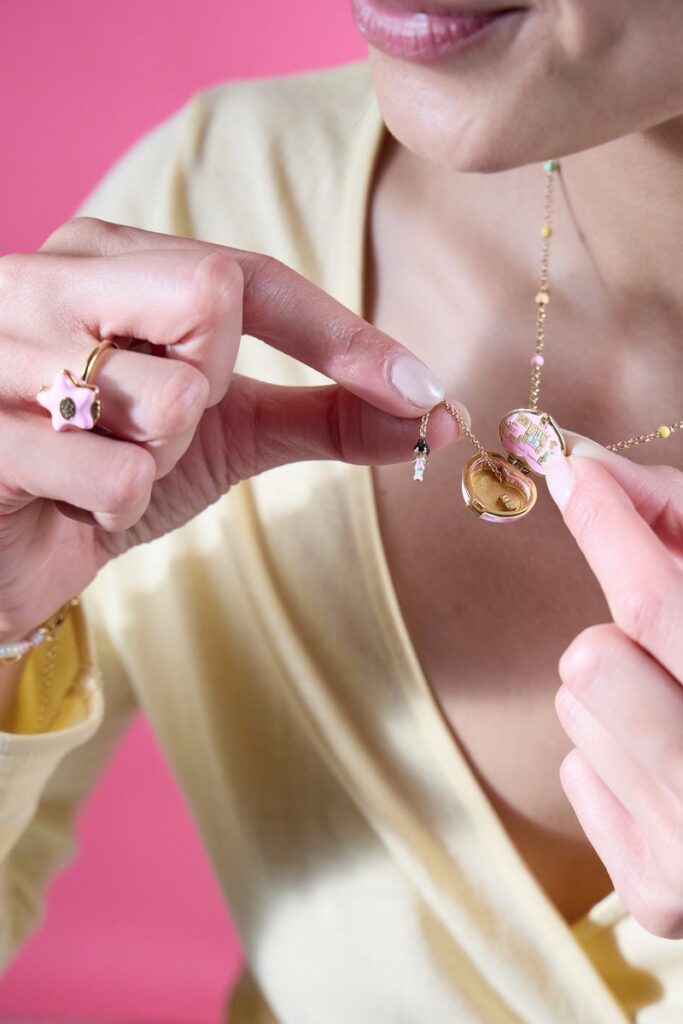 Polly Pocket™ x ALEX AND ANI限定コレクションの画像。