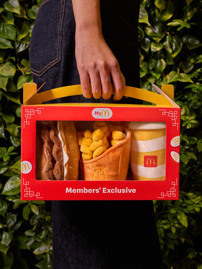 2026年の旧正月にあわせて、マクドナルド・シンガポールが展開する「Prosperity Pals」キャンペーンの画像。