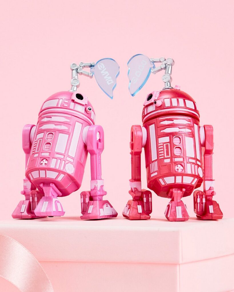 ディズニーストアから登場した2026年バレンタインデー向け新作セット「R2-LVU and R2-INO Valentine’s Day Star Wars Droid Factory Figure Set」の画像