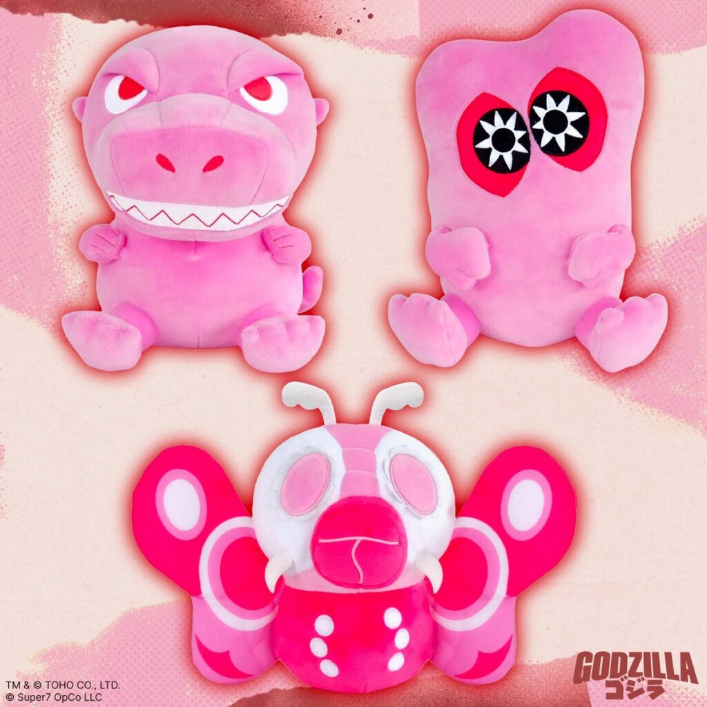 Super7から登場したバレンタイン限定ぬいぐるみシリーズより、ピンクカラーにアレンジされたゴジラ、モスラ 、ヘドラ の画像。