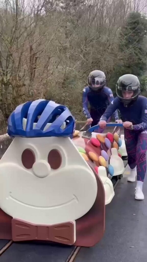 イギリスのスーパーマーケット大手アルディが、人気いもむし型チョコレートケーキ「カスバート・ザ・キャタピラー」を再現した、実物大のボブスレーの画像。